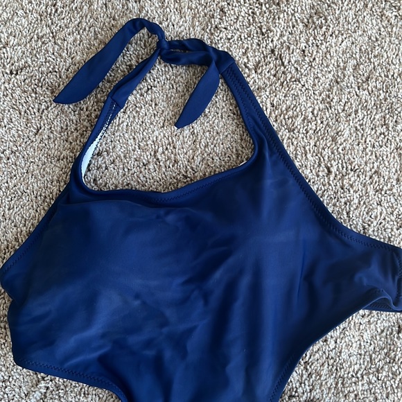 Cupshe one piece cut out swimsuit - Picture 3 of 6